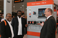 Internationaler Besuch auf dem Weidmüller Stand: Die beiden Geschäftsleiter aus Sri-Lanka lassen sich von Marktentwickler Uwe Kammbach das umfassende Portfolio von Weidmüller erläutern