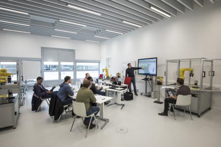Vom Einsteiger bis zum Automatisierungsprofi: In den Kursen der FANUC Trainingsakademie lernen Teilnehmer den Umgang mit Automatisierungslösungen von SMC in unterschiedlichen Schwierigkeitsgraden
