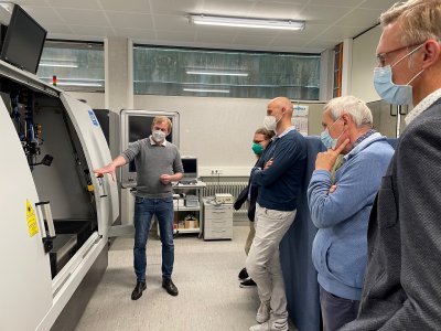 Während der Tagung des Netzwerks „UltraKurzPulsLaser (UKPL)“ an der Hochschule Aalen nutzten die Teilnehmenden die Gelegenheit, die modern ausgestatteten Labore des LaserApplikationsZentrums zu besichtigen (Fotohinweis: © Hochschule Aalen | Andrea Heidel)