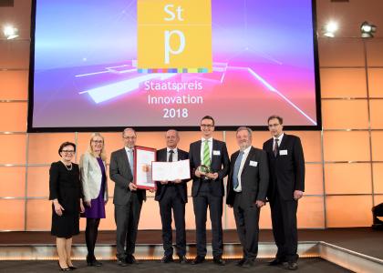 The W&H team and President Peter Malata are thrilled with their winning result. Pictured (from left): Dr Martha Mühlberger, Dr Margarete Schramböck, Peter Malata, Dr Wilhelm Brugger, Michael Rothenwänder, Johann Eibl, Thomas Irran, Photo: © BM f. Digitalisierung u. Wirtschaftsstandort/APA-Fotoservice/Hörmandinger