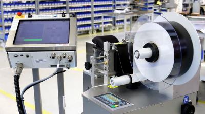 LFM100 - Anlage aus Laserbeschrifter und Etikettenspender