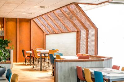 Im Bistro wurde das Streckmetall teilweise in Neigung verbaut. Dadurch entstand eine blickdichte Fläche, die jedoch Blicke von außen zulässt.
Foto: Maks Richter