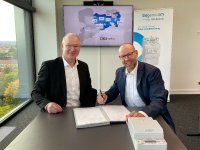 Vertragsunterzeichnung zwischen Dipl.-Ing. (FH) André Richter, Abteilungsleiter Materialwirtschaft der SachsenNetze GmbH und Dr. Holger Graetz, Leiter Vertrieb und Marketing bei der Sagemcom Dr. Neuhaus GmbH Vertragsunterzeichnung zwischen Dipl.-Ing. (FH) André Richter, Abteilungsleiter Materialwirtschaft der SachsenNetze GmbH und Dr. Holger Graetz, Leiter Vertrieb und Marketing bei der Sagemcom Dr. Neuhaus GmbH