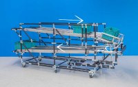 Das Durchlaufregal veranschaulicht einen strukturierten und effizienten Materialfluss innerhalb der Produktion. Die eingezeichneten Pfeile zeigen das FIFO-Prinzip und machen sichtbar, wie Materialien ohne unnötige Wege oder Wartezeiten durch den Prozess geführt werden. Solche Lean-Lösungen helfen Unternehmen dabei, Durchlaufzeiten zu verkürzen, Bestände zu reduzieren und Abläufe transparenter zu gestalten.