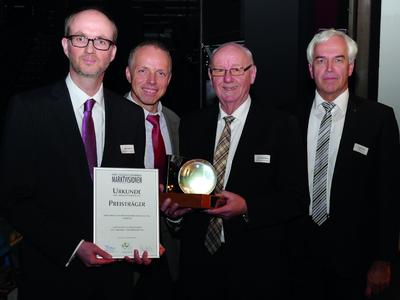 Marc Vathauer, Geschäftsführer MSF Vathauer Antriebstechnik, Ulrich Trapp, Produktmanger FieldPower® von Weidmüller, Karl-Ernst Vathauer, Geschäftsführer MSF Vathauer Antriebstechnik und Ulrich Dietzler, Verkaufsingenieur Weidmüller freuen sich gemeinsam über den OWL-Innovationspreis MARKTVISIONEN 2013