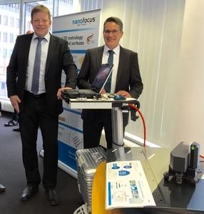 Jürgen Valentin (l.), Technologievorstand der NanoFocus AG, und Dr. Gerd Eßer (r.), Geschäftsführer der inpro, präsentieren das maßgeschneiderte Messmittel für Lackierprozesse.