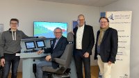 Bei der BBS Burgdorf gibt es ein neues Herzstück - den Simulator. Bildungsdezernent Ulf-Birger Franz (2.v.r.)  hat sich gemeinsam mit Schulleiter Ulf Jürgensen (r.) und Schuldezernent Michael Gaida vom Auszubildenden Jan Romkowski den Ablauf zeigen lassen. Credit: Region Hannover/Borschel