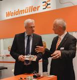 NRW-Wirtschaftsminister Garrelt Duin (li.) im Gespräch mit Arnold Büscher, Geschäftsführer der Vertriebsgesellschaft Weidmüller Deutschland