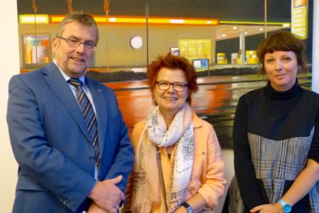 Freuen sich über eine gelungene Vernissage: Künstlerin Elke Seppmann (Mitte), Kanzleipartner Wolf-Achim Tönnes und Kunsthistorikerin Dr. Dalia Klippenstein. Foto: Kirsten Herchen, HLB Dr. Schumacher & Partner