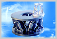 Dem Hochleistungssystem M-850K Hochlast Hexapod ist hier zum Größenvergleich ein Standardmodell M-840 beigestellt