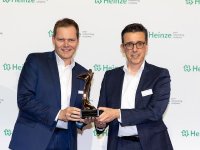 Jens Kronenberg (Leiter Objektmanagement) und Bernd Blümmers (Leiter Vertrieb Product-Sales) nahmen die begehrten Architects‘ Darling Awards in Empfang.
Fotonachweis: Heinze GmbH, Marcus Jacobs