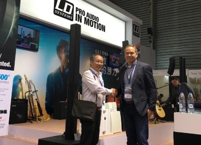 Amministratore delegato di Great Wall Audio’s Musical Instrument, Kwong Wai Tong accoglie il COO di Adam Hall Group, Markus Jahnel, presso lo stand (Hall W5) alla fiera internazionale "Music China" di quest’anno. Great Wall Audio ha presentato con grande orgoglio le innovazioni dei prodotti di LD Systems®, marchio professionale di sistemi audio di Adam Hall Group, inclusa la nuova serie MAUI® e CURV 500®. Sono momenti coinvolgenti per Great Wall e Adam Hall Group in Cina