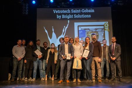 Nico Sonnenberg, Nadine Geiß und Linda Klotz von Bright Solutions nahmen den Splash Award 2018 in der Kategorie Enterprise entgegen. Überreicht wurde die Auszeichnung durch Robert Douglass von Platform.sh, Goldsponsor der Splash Awards. (1. Reihe von links nach rechts) ©Lars Stauder Photography Drupal Business Deutschland e.V.