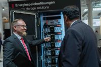 Auf der Battery Show wird etwa mit dem neuen Batteriespeichersystem von Tesvolt, das in einem VX25 Schaltschranksystem von Rittal verbaut ist, gezeigt, wie intelligente und nachhaltige Energiespeichersysteme funktionieren
