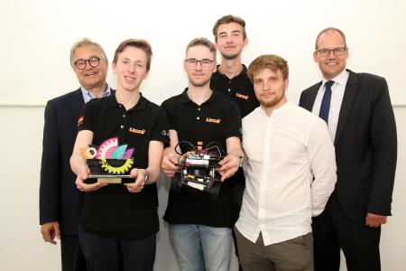 So sehen Sieger aus: Regionspräsident Hauke Jagau (links) und Wirtschaftsdezernent Ulf-Birger Franz (rechts) empfingen die Robotik-Weltmeister Leon Till Häberle, Fabrice Zeug, Jan Ole Weber und Coach Alexander Stark (von links) im Regionshaus, Foto: F. Bittner, Region Hannover
