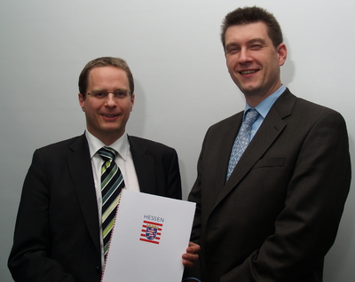 Patrick Wolf, Geschäftsführer der CoSee GmbH (links) und Dr. Martin Steinebach, Fraunhofer SIT, freuen sich über den Zuwendungsvertrag für ihr PlugMark-Projekt. Foto: M. Kip