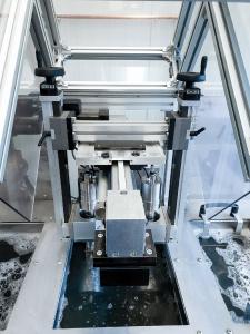 Um die Entgratspezifikation gratfrei und scharfkantig erfüllen, konzipierte das Unternehmen eine kombinierte Anlage für das Entgraten und Reinigen mit Ultraschall. Bildquelle: Weber Ultrasonics AG