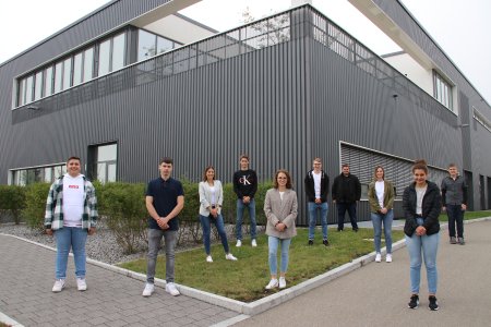 Bild 1: Neun Auszubildende und eine duale Studentin starten am Standort in Rottenburg-Ergenzingen in das neue Ausbildungsjahr bei BITZER – in diesem Jahr erneut unter Berücksichtigung der Abstands- und Hygieneregeln im Zuge der Coronapandemie