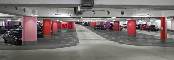 Die Parkdecks im Kocherquartiers in Schwäbisch Hall bestechen durch ein ausgeklügeltes Licht- und Farbkonzept. Hier ist das 2. Untergeschoss in der Farbreihe "Rotviolett" zu sehen, Foto: Caparol Farben Lacke Bautenschutz/Martin Duckek
