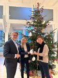 Haben die 25 Wünsche an den WEMAG-Wunschweihnachtsbaum gehängt (v. l. n. r.): Thomas Murche, technischer Vorstand der WEMAG, WEMAG-Mitarbeiterin Jenny Apitz und Carolin Schulz, Leiterin des Demmlerhauses. Foto: WEMAG/Laura Maaß