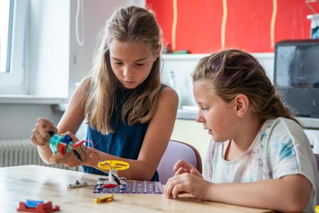 Viola und Iris beim Tüfteln mit dem Elektrobaukasten. Die beiden Spürnasen brachten einen kleinen Propeller zum Abheben / Foto: © Chris Hofer