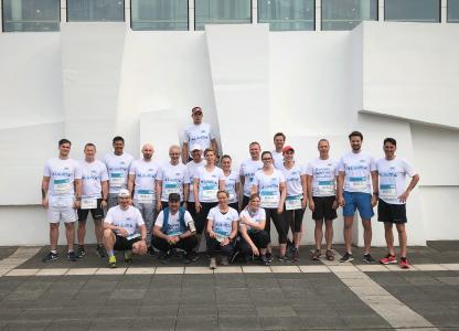 Starkes Aufgebot: MC-Bauchemie nahm erstmalig mit 5 Teams und 20 Mitarbeiterinnen und Mitarbeiter am VIVAWEST Marathon teil und gewann gestern mit einem Team die Mixed-Staffel-Wertung in einer hervorragenden Zeit von 3:33:35 Stunden. Das Gruppenfoto entstand vor dem Start am Musiktheater in Gelsenkirchen in der Nähe des Start-Ziel-Bereichs.