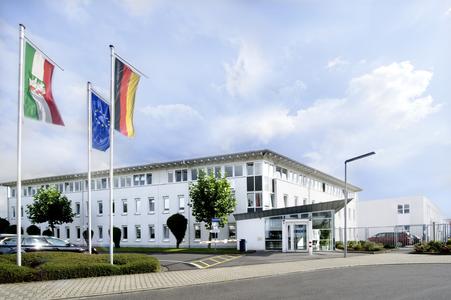 Firmengebäude mit Fahnen