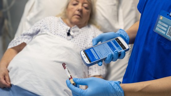 healthcare-photography-website-hc50-patient-bedside-scanning-blood-vial-16x9-3600x2025.jpg