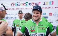 Der Olympiasieger im Gewichtheben Matthias Steiner fuhr ein Stück weit auf der Glückstour 2013 mit. Als 2-facher Vater war er mit größter Begeisterung bereit, seine hohe Beliebtheit in den Dienst dieser hervorragenden Sache zu stellen (Foto: AFRISO)