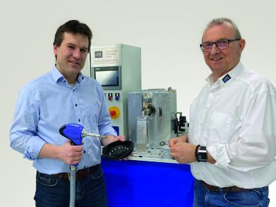 Dr.-Ing. Christian Groth (links), neuer Geschäftsführer der mth Ultraschalltechnologie GmbH & Co. KG, dem der Unternehmensgründer Mathias Herrde in Zukunft mit Rat und Tat zur Seite steht / Bildnachweise: mth Ultraschalltechnologie GmbH & Co. KG