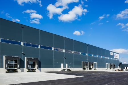 The well-insulated new building provides ideal conditions for temperature-controlled logistics of pharmaceuticals. In addition, the new TMA location in the logistics centre Wien-Nord, directly connected to the Vienna Outer Ring expressway S1, has very good transport connections. Reference: trans-o-flex