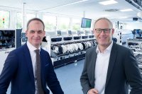 Thomas Faßbender, Geschäftsführer der KISSING GmbH (links), und Torsten Blankenburg, CTO bei der SIEB & MEYER AG: Vertriebskompetenz, Marktnähe und technologische Weiterentwicklung prägen die Zusammenarbeit seit zwei Jahrzehnten.