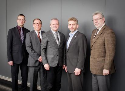 v. l. n. r. Martin Overbeck, ISO 27001 Spezialist, Thomas Werner, ISO 9001 und ISO 27001 Spezialist, Holger Dülken, Geschäftsführer DV-KONTOR GmbH, Sven-Ove Wähling, Geschäftsführer Netzlink Informationstechnik GmbH und Jochen Köneke, IT-Spezialist der DV-Kontor GmbH bilden gemeinsam das Team ISO 27001.