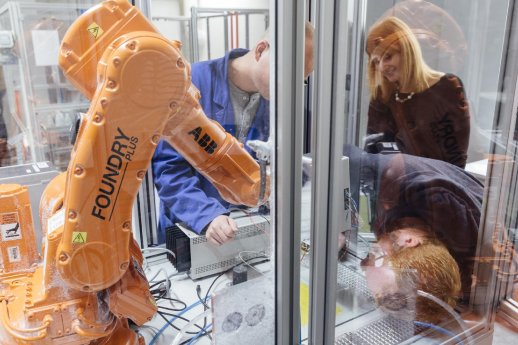 Mensch-Roboter-Interaktion in der Produktion - Ausbildung des wissenschaftlichen Nachwuchses an.jpg