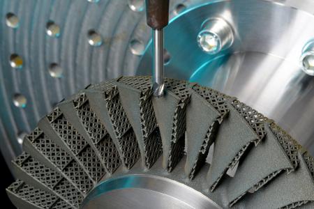 Beim »Laser Powder Bed Fusion« wird Metallpulver durch einen Laserstrahl gemäß den Geometrieinformationen Schicht für Schicht aufgeschmolzen