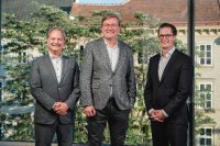 v. l. n. r.: Eugenio Carlon (Materna), Uwe Scariot (Materna, Vorstand Cross Market Services), Dr. Christian Polster (RADAR) bei der Vertragsunterzeichnung in Wien