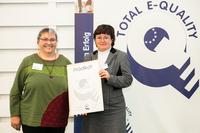 Die Gleichstellungsbeauftragte, Prof. Edda Rädlein (lks.), und die Kanzlerin der TU Ilmenau, Dr. Margot Bock, haben das TOTAL E-QUALITY-Prädikat überreicht bekommen (© TOTAL E-QUALITY Deutschland)
