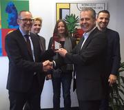 microm Micromarketing-Systeme und Consult GmbH: Erfolgreichster Vertriebspartner National 2015 (v.l.n.r.: Rolf Küppers (Geschäftsführer microm) / Sabine Ahlemeier / Claudia Rasche / Ray Roberts-York (Geschäftsführer MB-International) / Andreas Wenzel) / Michael Bauer International GmbH