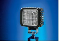 Der Arbeitsscheinwerfer Hella Power Beam 2.000 ist besonders lichtstark: Mit der Licht-Power aus 16 Hochleistungs-LEDs leistet er 2.000 Lumen