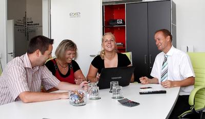 Gute Stimmung herrschte bei der Projektbesprechung bei cobra Partner eXe GmbH vlnr: Thomas Kuck und Petra Hoeft (Tier und Halter GmbH), Sabrina Heupgen und Jürgen Labuhn (Projektleiterin und Geschäftsführer der eXe GmbH) Bild: eXe GmbH