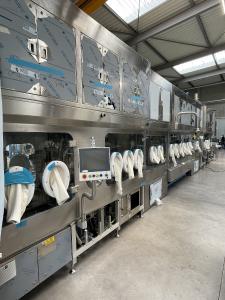 Quelle: ROTA Verpackungstechnik GmbH & Co.KG: Anlage zum Waschen, Sterilisieren, Füllen, Verschließen und Außenwaschen unter Isolator.