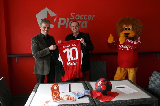Vertragsunterzeichnung Armin Diehl GmbH Courtpartner Soccerplaza.gif
