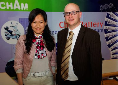 Wollen den europäischen Markt gemeinsam mit qualitativ hochwertigen chinesischen Lithium-Ionen-Zellen versorgen (v.l.): W. Yan, General Manager International Sales Department bei Cham Battery u. T. Stegmann, Cham-Linemanager beim BMZ