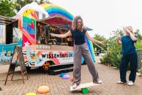 Das Foto zeigt den Wissenskiosks des Universum® Bremen. Der kunterbunte Wagen macht Wissenschaft erlebbar. © Universum® Bremen