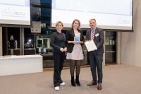 Preisverleihung „familyNET 4.0“-Award: (v. l.) Dr. Nicole Hoffmeister-Kraut, Ministerin für Wirtschaft, Arbeit und Tourismus Baden-Württemberg, Janina Stolla-Braun, Projektteam Lebenslagen bei Würth Elektronik eiSos, und Stefan Küpper, Sprecher der Geschäftsführung beim Bildungswerk der Baden-Württembergischen Wirtschaft e. V.