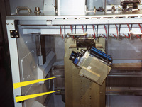 Strukturdämpfer vom Typ TUBUS TA schützen Endlagen von Linearachsen in Fräsmaschine für Brillenfassungen