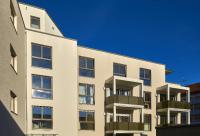 Bei großen Fensterflächen verhindert außenanliegender Sonnenschutz das Aufheizen der Räume. Zusätzlich federt Mauerwerk aus UNIKA Kalksandstein Temperaturspitzen ab. Foto: UNIKA/Sven-Erik Tornow