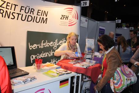 Am Messestand der ZFH