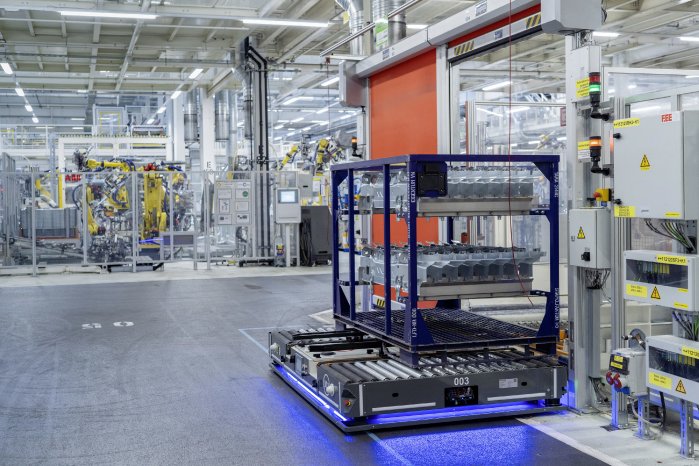 Tuenkers omni flat-bed AGV for automotive industry.jpg