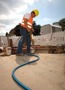 The TRIX®BLAUSTRAHL from ContiTech is ideal for heavy-duty compressed-air applications. The highly flexible and robust compressed-air hose conforms to DIN EN ISO 2398